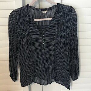 Casual Studio white/navy patterned v-neck top, XS